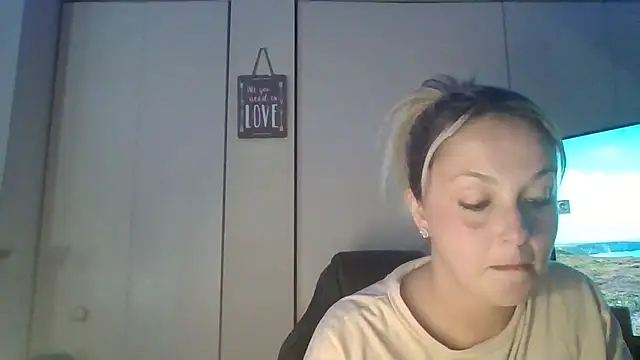 Candykissesxoxo online show from 10-12-25, 08:26