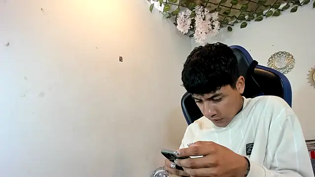 Snapshot of sebas_boys577 chatting on 10-20-25, 01:22 sebas boys577 online show from 10-20-25, 01:22