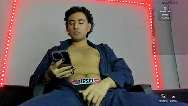 Snapshot of Alexxx_savage chatting on 10-30-25, 04:33 Alexxx savage online show from 10-30-25, 04:33