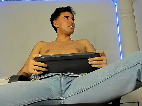 Snapshot of Alexxx_savage chatting on 02-23-26, 02:35 Alexxx savage online show from 02-23-26, 02:35