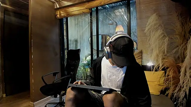 AlanCutee online show from 12-16-25, 11:36