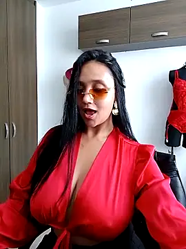 Snapshot of Esmeralda333 chatting on 10-19-25, 01:47 Esmeralda333 online show from 10-19-25, 01:47