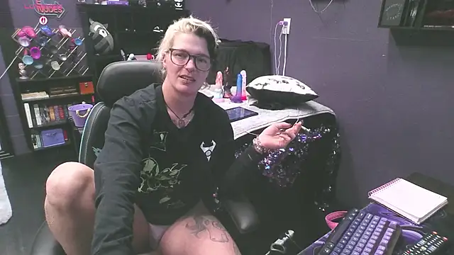 Snapshot of oddywithabody chatting on 02-19-26, 07:16 oddywithabody online show from 02-19-26, 07:16