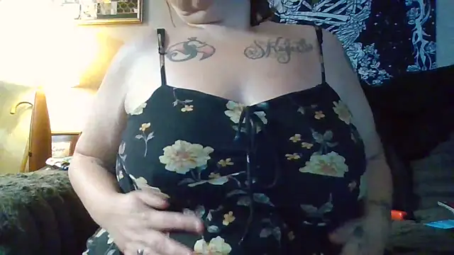 Snapshot of ThickkkMama420 chatting on 05-17-26, 05:57 ThickkkMama420 online show from 05-17-26, 05:57