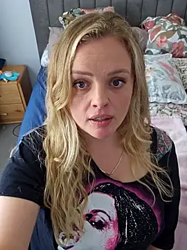 Snapshot of Bridgette03 chatting on 10-15-25, 02:32 Bridgette03 online show from 10-15-25, 02:32