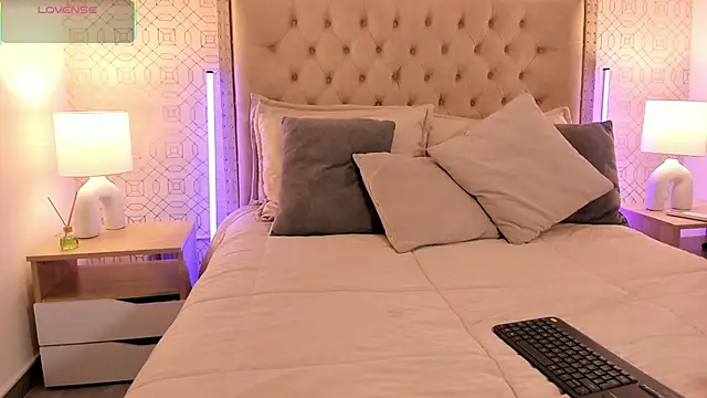 BellaNixs online show from 11-03-25, 03:23