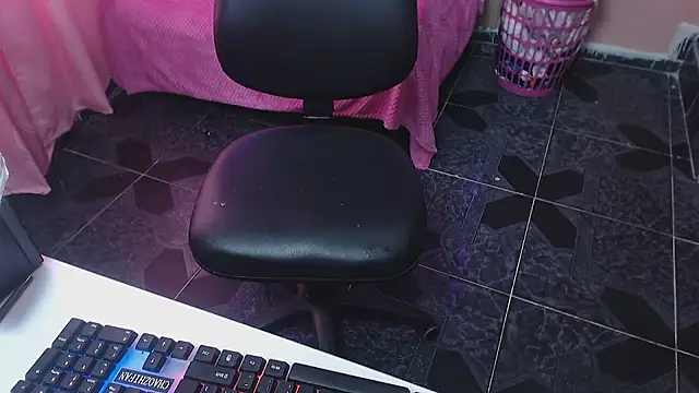 alaia blue online show from 12-03-25, 01:43