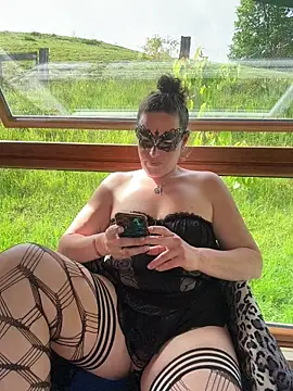 Snapshot of Nadja_Noir chatting on 05-21-26, 02:36 Nadja Noir online show from 05-21-26, 02:36