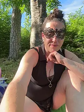 Snapshot of Nadja_Noir chatting on 05-22-26, 04:27 Nadja Noir online show from 05-22-26, 04:27