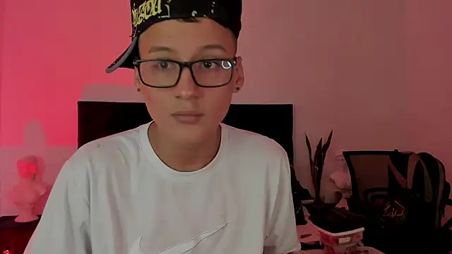 Snapshot of NoahLux chatting on 09-16-25, 07:04 NoahLux online show from 09-16-25, 07:04