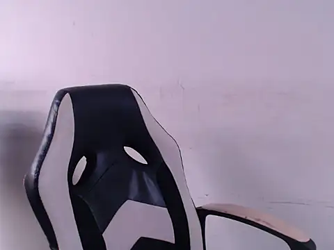 CloeStron online show from 11-26-25, 03:23