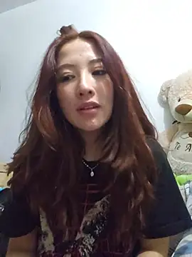 Snapshot of lunnaa_ chatting on 05-28-26, 04:20 lunnaa online show from 05-28-26, 04:20