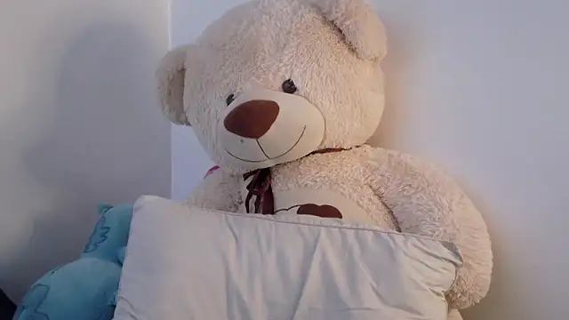 lunnaa  online show from 11-18-25, 03:43