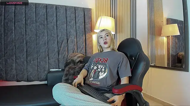 rubby lux online show from 11-21-25, 05:12