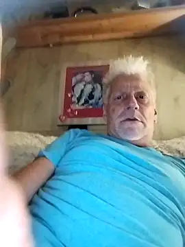 Snapshot of fischnet chatting on 10-21-25, 01:05 fischnet online show from 10-21-25, 01:05
