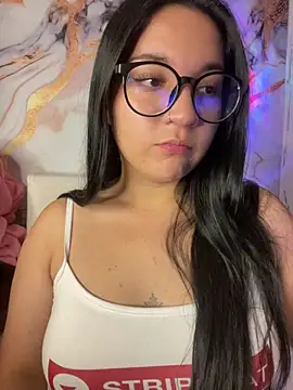 Snapshot of sara_roy04_ chatting on 09-30-25, 03:45 sara roy04  online show from 09-30-25, 03:45