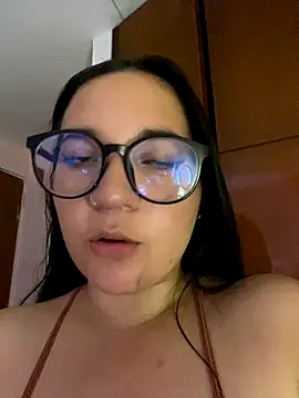 Snapshot of sara_roy04_ chatting on 09-19-25, 03:21 sara roy04  online show from 09-19-25, 03:21