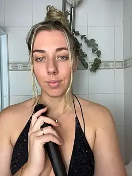 Snapshot of louiseberkeley chatting on 05-16-26, 05:50 louiseberkeley online show from 05-16-26, 05:50