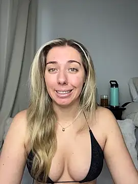 Snapshot of louiseberkeley chatting on 05-18-26, 02:01 louiseberkeley online show from 05-18-26, 02:01
