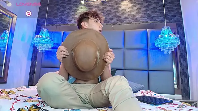 Snapshot of Twinkie_Hung chatting on 09-09-25, 09:02 Twinkie Hung online show from 09-09-25, 09:02