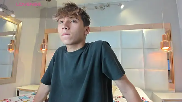 Snapshot of Twinkie_Hung chatting on 09-20-25, 09:42 Twinkie Hung online show from 09-20-25, 09:42