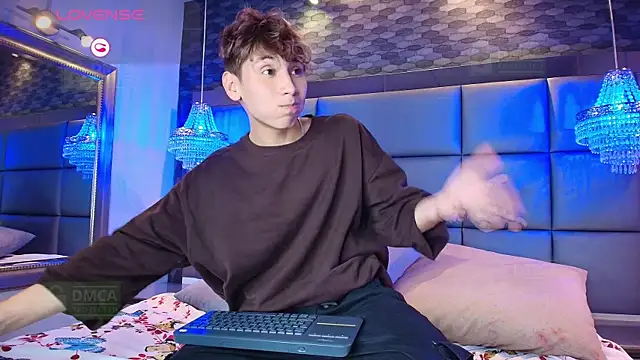 Snapshot of Twinkie_Hung chatting on 09-18-25, 09:29 Twinkie Hung online show from 09-18-25, 09:29