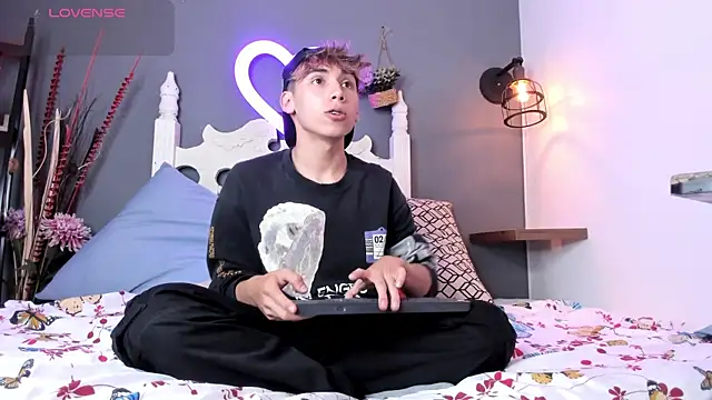 Snapshot of Twinkie_Hung chatting on 09-08-25, 02:16 Twinkie Hung online show from 09-08-25, 02:16