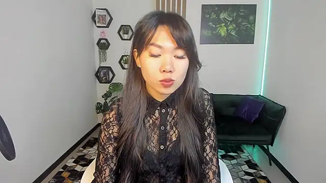 Snapshot of LunaPurrr chatting on 10-10-25, 11:27 LunaPurrr online show from 10-10-25, 11:27