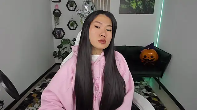 LunaPurrr online show from 10-31-25, 02:19