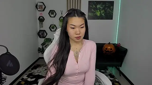 LunaPurrr online show from 11-10-25, 01:10