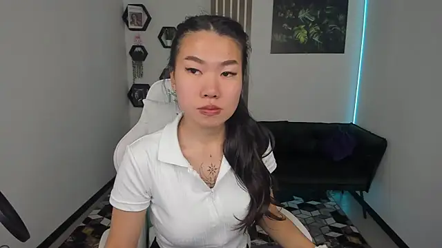 Snapshot of LunaPurrr chatting on 10-18-25, 02:35 LunaPurrr online show from 10-18-25, 02:35