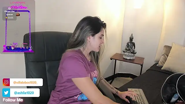 MiaVillalobos online show from 10-21-25, 12:04