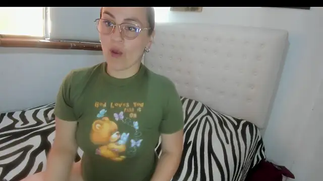 Snapshot of Roxannelorence_ chatting on 10-29-25, 02:38 Roxannelorence online show from 10-29-25, 02:38