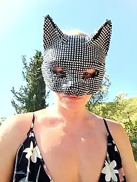 Snapshot of HotWife_VR chatting on 06-17-26, 08:03 HotWife VR online show from 06-17-26, 08:03