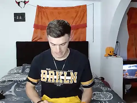 Snapshot of Ken_bigcock77 chatting on 10-01-25, 01:11 Ken bigcock77 online show from 10-01-25, 01:11