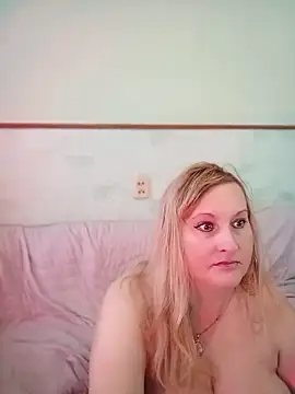 Snapshot of XHelenaX90 chatting on 02-25-26, 10:04 XHelenaX90 online show from 02-25-26, 10:04