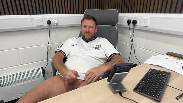 Snapshot of bilf1978 chatting on 06-10-26, 08:37 bilf1978 online show from 06-10-26, 08:37