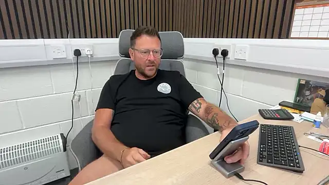 Snapshot of bilf1978 chatting on 07-16-26, 06:43 bilf1978 online show from 07-16-26, 06:43