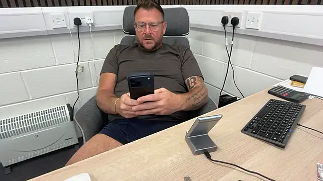 Snapshot of bilf1978 chatting on 06-02-26, 06:02 bilf1978 online show from 06-02-26, 06:02