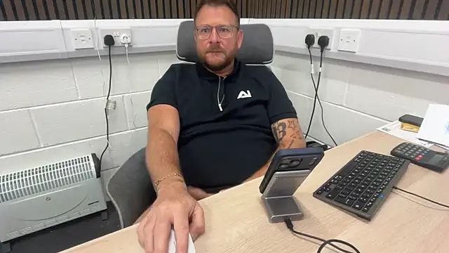 Snapshot of bilf1978 chatting on 06-04-26, 07:02 bilf1978 online show from 06-04-26, 07:02