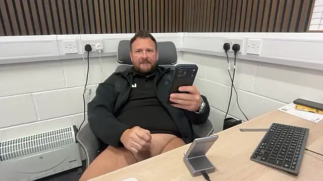 Snapshot of bilf1978 chatting on 06-16-26, 06:13 bilf1978 online show from 06-16-26, 06:13