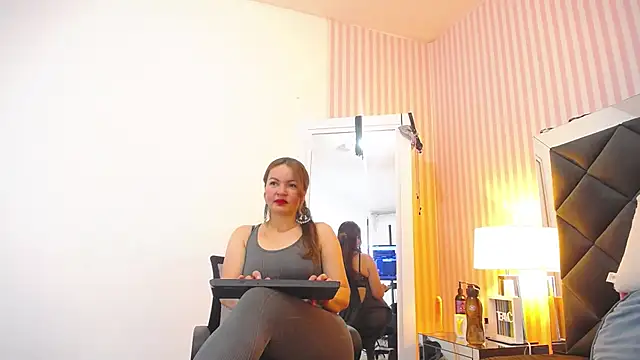 ViictoriaJones  online show from 12-17-25, 12:43