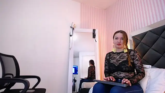 ViictoriaJones  online show from 11-06-25, 12:42