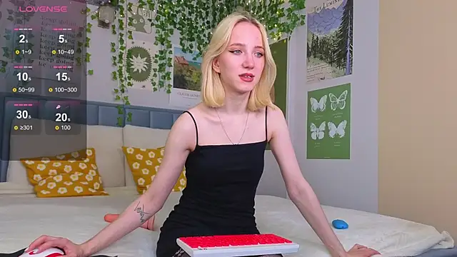 Snapshot of EmmaNovak chatting on 10-10-25, 12:28 EmmaNovak online show from 10-10-25, 12:28