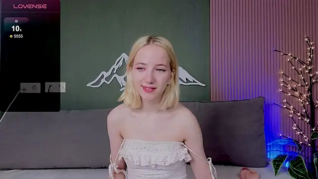 Snapshot of EmmaNovak chatting on 09-29-25, 12:11 EmmaNovak online show from 09-29-25, 12:11