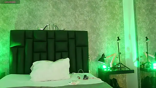 crystaldarliing online show from 04-15-26, 05:50