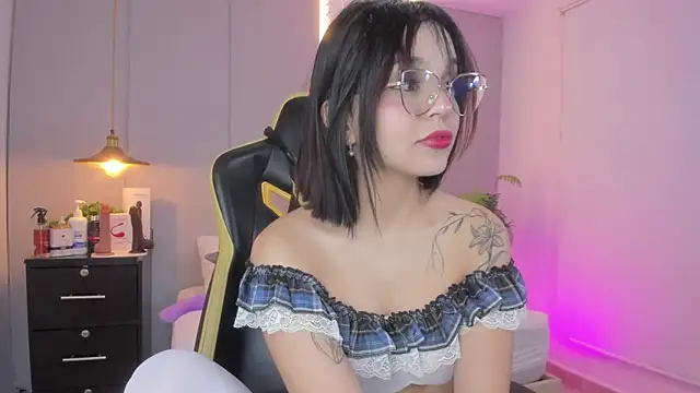 Snapshot of Clara_Luu chatting on 02-04-26, 02:50 Clara Luu online show from 02-04-26, 02:50