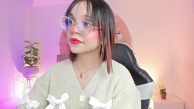 Snapshot of Clara_Luu chatting on 05-10-26, 03:32 Clara Luu online show from 05-10-26, 03:32