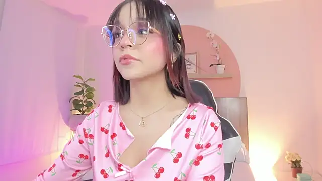 Snapshot of Clara_Luu chatting on 05-15-26, 02:42 Clara Luu online show from 05-15-26, 02:42