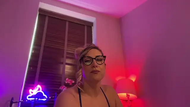 Snapshot of MistresssX chatting on 05-27-26, 02:02 MistresssX online show from 05-27-26, 02:02
